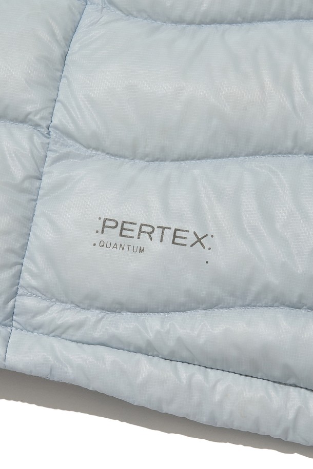 THERMOTRAIL LIGHTWEIGHT PERTEX DOWN 재킷_스카이 블루는 아웃도어 및 일상 활동에 적합한 남녀 공용 다운 재킷입니다. 스카이 블루, 블랙, 라이트 그레이 세 가지 색상으로 출시되었으며, 2-way 지퍼 여밈 방식과 레귤러핏으로 편안한 착용감을 제공합니다. 방수, 방풍 기능을 갖춘 경량 제품으로, 700FP 덕다운 충전재와 3M 리플렉티브 디테일이 특징입니다. 후드 스트링, 지퍼 포켓, 수납용 파우치를 포함하여 실용성을 높였으며, 여행룩과 스포티, 캐주얼, 미니멀 스타일을 모두 소화할 수 있습니다. 환절기 및 겨울철에 적합한 두꺼운 두께감의 긴소매 재킷입니다.
