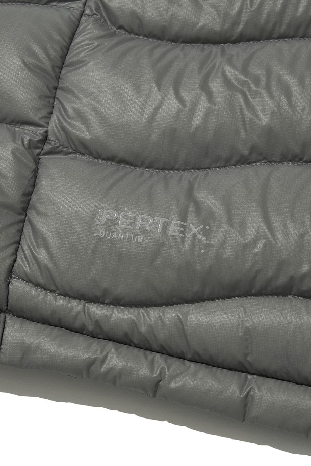 THERMOTRAIL LIGHTWEIGHT PERTEX DOWN 재킷_그레이는 남녀 모두 착용 가능한 다운자켓입니다. 뛰어난 방수, 방풍 기능을 제공하며, 700FP 덕다운 충전재와 PERTEX QUANTUM 원단을 사용하여 보온성과 가벼움을 동시에 잡았습니다. 간절기부터 겨울까지 폭넓게 활용 가능하며, 하이킹, 일상, 아웃도어 활동에 적합합니다. 3M 리플렉티브 스트링, 투웨이 지퍼, YKK 지퍼, 후드 등의 디테일로 기능성과 스타일을 모두 갖춘 레귤러핏의 다운 재킷입니다. 스포티, 캐주얼, 고프코어 스타일을 연출할 수 있습니다.
