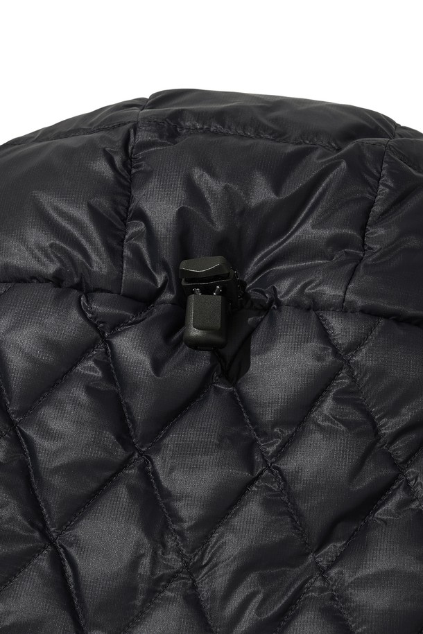 AIRQUILT (에어퀼트) 미드웨이트 PERTEX (퍼텍스) 다운 재킷_블랙은 등산, 아웃도어, 일상생활에서 활용하기 좋은 남녀 공용 다운 재킷입니다. 미니멀하고 스포티한 스타일로, 가을과 겨울에 따뜻하게 착용할 수 있습니다. PERTEX QUANTUM (퍼텍스 퀀텀) 리사이클 나일론 소재를 사용하여 방수, 방풍 기능을 갖췄으며, 700FP 덕다운 충전재로 보온성을 높였습니다. 퀄팅 디자인과 레귤러핏으로 제작되었으며, YKK 지퍼, 투웨이 지퍼, 3M 반사 스트링 후드 및 밑단 디테일로 기능성과 디자인을 모두 잡았습니다.
