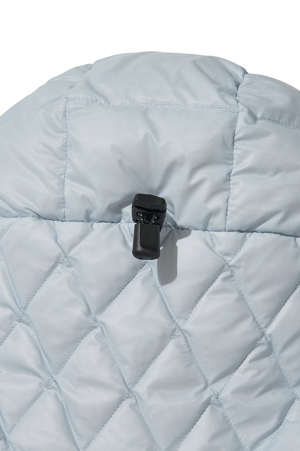 AIRQUILT MIDWEIGHT PERTEX 다운 재킷_스카이 블루는 등산, 아웃도어 활동, 일상에서 활용 가능한 다운 자켓입니다. 700FP 다운 충전재와 방수, 방풍 기능을 갖춰 겨울철 추위로부터 몸을 보호합니다. 스카이 블루 컬러의 무지 디자인으로 스포티하고 미니멀한 스타일을 연출하며, 후드 조절, 3M 리플렉티브 스트링, 리플렉티브 프린트, 지퍼풀러 등의 디테일이 돋보입니다. 투웨이 지퍼와 긴 소매, 밑단 스트링으로 활동성을 높였으며, 고프코어 스타일을 즐겨 입는 분들께도 추천합니다.
