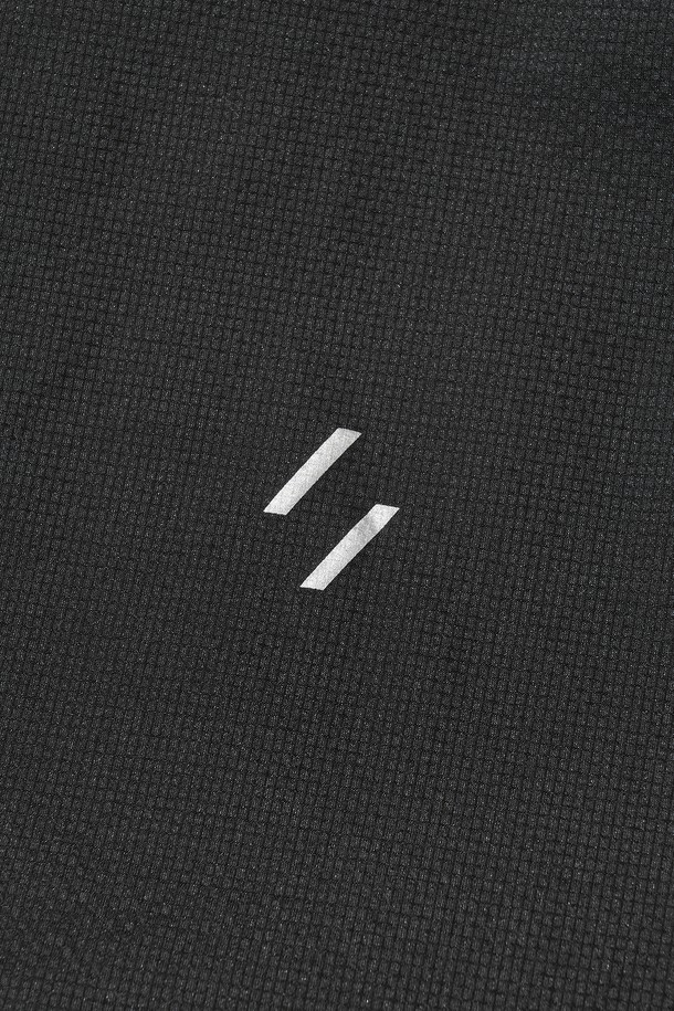 VETRA (베트라) 윈드브레이커 재킷_블랙은 등산, 아웃도어 활동은 물론 일상에서도 활용하기 좋은 공용 윈드브레이커입니다. 봄, 여름, 가을 세 계절에 걸쳐 착용 가능하며, 얇고 가벼운 나일론 소재로 제작되어 편안한 착용감을 제공합니다. 방수, 방풍 기능을 갖춰 변덕스러운 날씨에도 쾌적하게 활동할 수 있으며, 통기 기능으로 땀을 빠르게 배출합니다. 후드 드로우스트링, 밑단 드로우스트링, 겨드랑이 벤틸레이션, 방수 지퍼, 지퍼 포켓 등의 디테일로 기능성을 더했으며, 스포티, 고프코어, 캐주얼 스타일을 연출할 수 있습니다. 재귀반사 기능으로 야간 활동 시 안전성을 확보했습니다.
