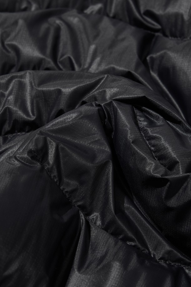 THERMOTRAIL LIGHTWEIGHT PERTEX DOWN 재킷_블랙은 남녀 모두 착용 가능한 아웃도어 및 일상용 다운 재킷입니다. 겨울과 간절기에 적합하며, 스포티하고 캐주얼한 스타일을 연출합니다. 무지 디자인에 레귤러핏, 투웨이 지퍼, 긴소매가 특징이며, 두꺼운 두께감으로 보온성을 높였습니다. 방수, 방풍, 보온, 경량 기능과 부드러운 촉감을 제공하며, 후드, 패커블 기능, 리플렉티브 프린트 및 지퍼 풀러 로고, 패커블 파우치를 포함합니다. 여행룩과 등산룩에 적합하며, 미니멀한 스타일 연출에도 좋습니다.
