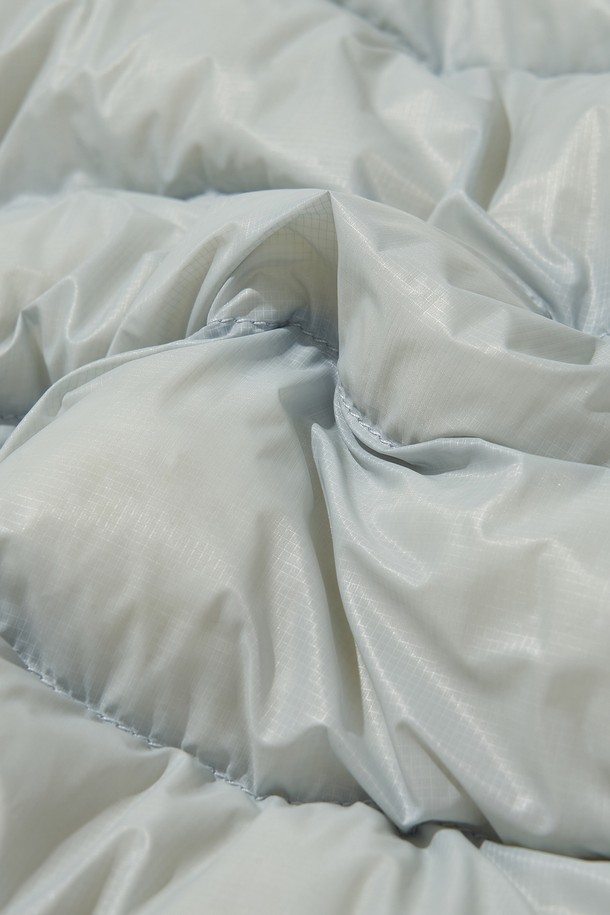 THERMOTRAIL LIGHTWEIGHT PERTEX 다운 재킷_라이트 그레이는 가볍고 따뜻한 겨울 및 환절기용 다운 재킷입니다. 700FP 덕다운 충전재와 발수, 방풍, 방수 기능을 갖춰 아웃도어 활동은 물론 일상에서도 활용하기 좋습니다. 레귤러핏으로 제작되었으며, 투웨이 지퍼와 후드 스트링, 밑단 스트링, 포켓 지퍼 디테일로 편의성을 높였습니다. 3M 리플렉티브 디테일로 야간에도 안전하며, 수납용 파우치가 포함되어 패커블하게 보관할 수 있습니다. 라이트 그레이, 블랙, 스카이 그레이 3가지 색상으로 출시되어, 여행, 등산, 캠핑 등 다양한 TPO에 스포티, 캐주얼, 미니멀 스타일로 연출하기 좋습니다.
