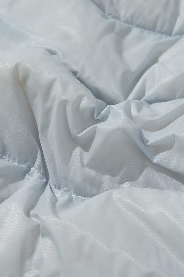 THERMOTRAIL LIGHTWEIGHT PERTEX DOWN 재킷_스카이 블루는 아웃도어 및 일상 활동에 적합한 남녀 공용 다운 재킷입니다. 스카이 블루, 블랙, 라이트 그레이 세 가지 색상으로 출시되었으며, 2-way 지퍼 여밈 방식과 레귤러핏으로 편안한 착용감을 제공합니다. 방수, 방풍 기능을 갖춘 경량 제품으로, 700FP 덕다운 충전재와 3M 리플렉티브 디테일이 특징입니다. 후드 스트링, 지퍼 포켓, 수납용 파우치를 포함하여 실용성을 높였으며, 여행룩과 스포티, 캐주얼, 미니멀 스타일을 모두 소화할 수 있습니다. 환절기 및 겨울철에 적합한 두꺼운 두께감의 긴소매 재킷입니다.
