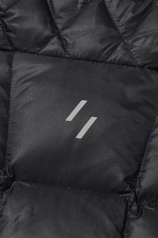 AIRQUILT (에어퀼트) 미드웨이트 PERTEX (퍼텍스) 다운 재킷_블랙은 등산, 아웃도어, 일상생활에서 활용하기 좋은 남녀 공용 다운 재킷입니다. 미니멀하고 스포티한 스타일로, 가을과 겨울에 따뜻하게 착용할 수 있습니다. PERTEX QUANTUM (퍼텍스 퀀텀) 리사이클 나일론 소재를 사용하여 방수, 방풍 기능을 갖췄으며, 700FP 덕다운 충전재로 보온성을 높였습니다. 퀄팅 디자인과 레귤러핏으로 제작되었으며, YKK 지퍼, 투웨이 지퍼, 3M 반사 스트링 후드 및 밑단 디테일로 기능성과 디자인을 모두 잡았습니다.
