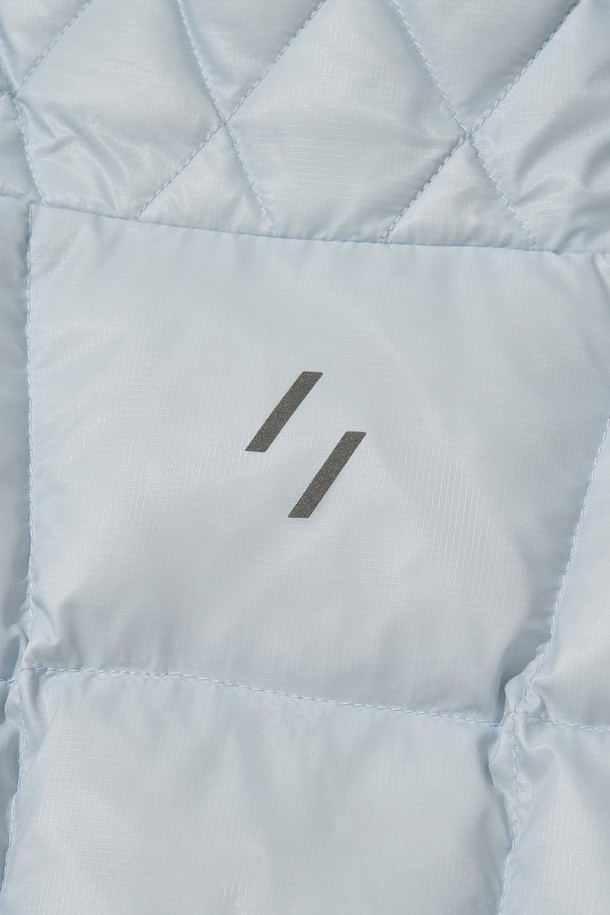 AIRQUILT MIDWEIGHT PERTEX 다운 재킷_스카이 블루는 등산, 아웃도어 활동, 일상에서 활용 가능한 다운 자켓입니다. 700FP 다운 충전재와 방수, 방풍 기능을 갖춰 겨울철 추위로부터 몸을 보호합니다. 스카이 블루 컬러의 무지 디자인으로 스포티하고 미니멀한 스타일을 연출하며, 후드 조절, 3M 리플렉티브 스트링, 리플렉티브 프린트, 지퍼풀러 등의 디테일이 돋보입니다. 투웨이 지퍼와 긴 소매, 밑단 스트링으로 활동성을 높였으며, 고프코어 스타일을 즐겨 입는 분들께도 추천합니다.
