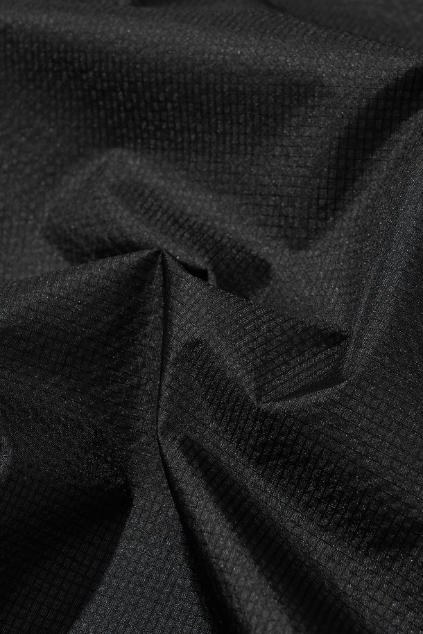 VETRA (베트라) 윈드브레이커 재킷_블랙은 등산, 아웃도어 활동은 물론 일상에서도 활용하기 좋은 공용 윈드브레이커입니다. 봄, 여름, 가을 세 계절에 걸쳐 착용 가능하며, 얇고 가벼운 나일론 소재로 제작되어 편안한 착용감을 제공합니다. 방수, 방풍 기능을 갖춰 변덕스러운 날씨에도 쾌적하게 활동할 수 있으며, 통기 기능으로 땀을 빠르게 배출합니다. 후드 드로우스트링, 밑단 드로우스트링, 겨드랑이 벤틸레이션, 방수 지퍼, 지퍼 포켓 등의 디테일로 기능성을 더했으며, 스포티, 고프코어, 캐주얼 스타일을 연출할 수 있습니다. 재귀반사 기능으로 야간 활동 시 안전성을 확보했습니다.
