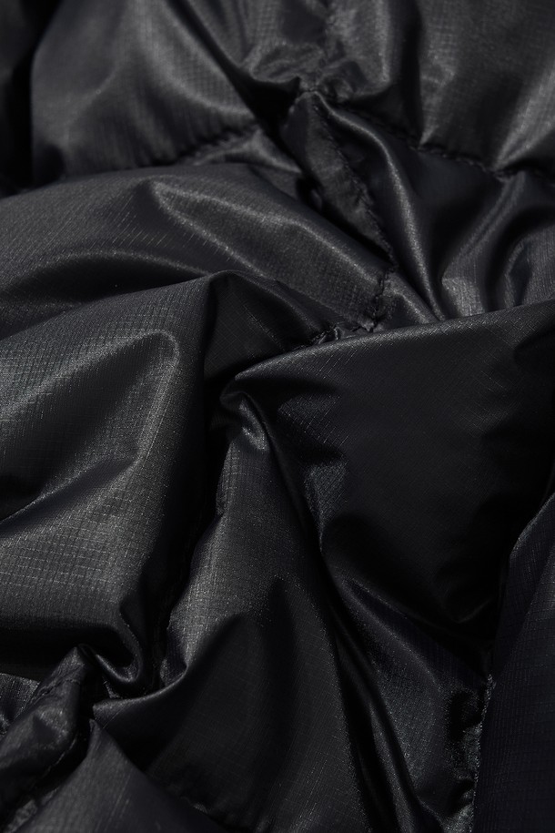 AIRQUILT (에어퀼트) 미드웨이트 PERTEX (퍼텍스) 다운 재킷_블랙은 등산, 아웃도어, 일상생활에서 활용하기 좋은 남녀 공용 다운 재킷입니다. 미니멀하고 스포티한 스타일로, 가을과 겨울에 따뜻하게 착용할 수 있습니다. PERTEX QUANTUM (퍼텍스 퀀텀) 리사이클 나일론 소재를 사용하여 방수, 방풍 기능을 갖췄으며, 700FP 덕다운 충전재로 보온성을 높였습니다. 퀄팅 디자인과 레귤러핏으로 제작되었으며, YKK 지퍼, 투웨이 지퍼, 3M 반사 스트링 후드 및 밑단 디테일로 기능성과 디자인을 모두 잡았습니다.
