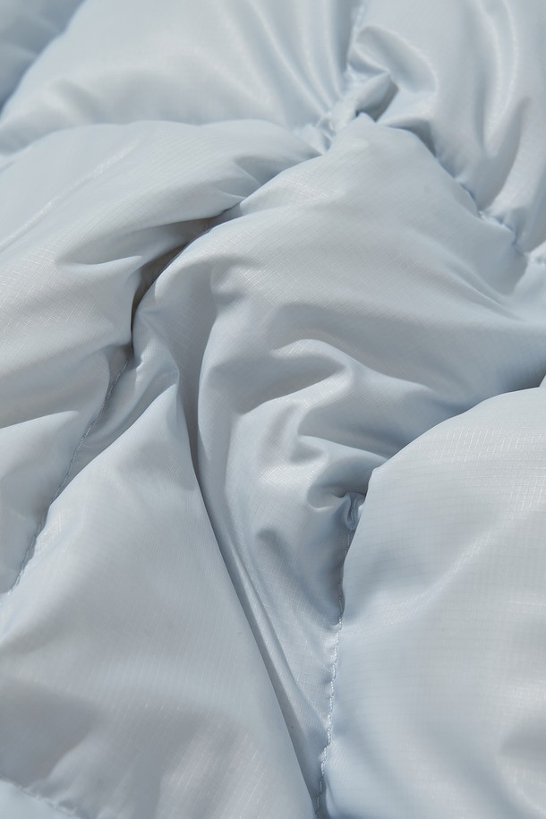 AIRQUILT MIDWEIGHT PERTEX 다운 재킷_스카이 블루는 등산, 아웃도어 활동, 일상에서 활용 가능한 다운 자켓입니다. 700FP 다운 충전재와 방수, 방풍 기능을 갖춰 겨울철 추위로부터 몸을 보호합니다. 스카이 블루 컬러의 무지 디자인으로 스포티하고 미니멀한 스타일을 연출하며, 후드 조절, 3M 리플렉티브 스트링, 리플렉티브 프린트, 지퍼풀러 등의 디테일이 돋보입니다. 투웨이 지퍼와 긴 소매, 밑단 스트링으로 활동성을 높였으며, 고프코어 스타일을 즐겨 입는 분들께도 추천합니다.
