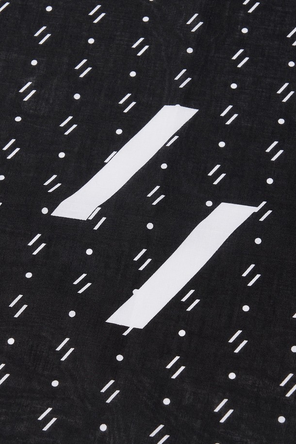 빈티지 페이즐리 반다나_블랙은 캐주얼, 에스닉, 미니멀 스타일을 아우르는 공용 반다나입니다. 봄, 여름, 가을 계절에 활용하기 좋으며, 여행룩과 휴가룩에 포인트를 더할 수 있습니다. 블랙, 블루, 스카이블루 세 가지 색상으로 만나볼 수 있으며, 면 소재로 제작되어 부드러운 촉감을 선사합니다. 55cm x 55cm 사이즈에 페이즐리 패턴 프린트 디자인으로 개성 있는 스타일을 연출해보세요.
