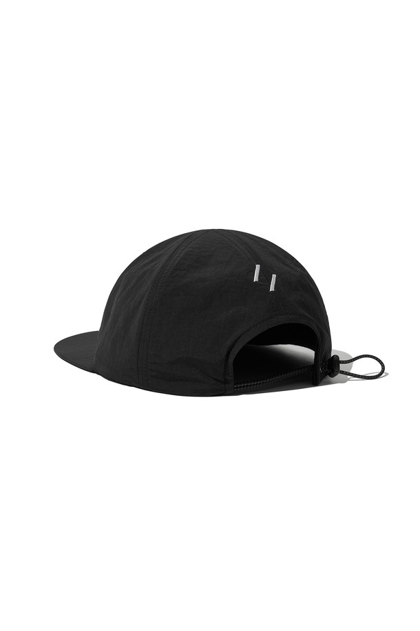 벤투라 6 패널 라이트웨이트 캡_블랙은 등산, 일상에 적합한 모자입니다. 블랙과 네이비 두 가지 색상으로 출시되었으며, 봄, 여름, 가을 계절에 착용하기 좋습니다. 가볍고 부드러운 나일론 소재로 제작되어 편안한 착용감을 제공하며, 8cm 챙 넓이와 일반 모자 깊이로 디자인되었습니다. 6패널 디자인에 전면 워드마크 로고와 후면 심볼 로고 자수가 특징이며, 반사 소재가 사용되어 시인성을 높였습니다. 후면 사이즈 조절이 가능하여 누구나 편리하게 착용할 수 있으며, 캐주얼, 미니멀, 스포티 스타일을 연출하기 좋습니다.
