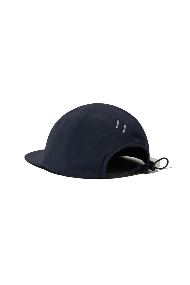 벤투라 6 패널 라이트웨이트 캡(네이비)은 가볍고 편안한 착용감을 제공하는 캡모자입니다. 나일론 소재로 제작되어 얇고 통기성이 뛰어나며, 8cm의 챙 넓이로 햇빛을 효과적으로 가려줍니다. 앞면 워드마크 로고 자수와 뒷면 심볼 로고 자수가 디자인 포인트를 더하며, 6패널 캠프캡 디자인과 뒷면 사이즈 조절 디테일로 편안한 착용감을 선사합니다. 일상, 하이킹, 산책, 여행 등 다양한 상황에서 캐주얼, 미니멀, 스포티한 스타일을 연출할 수 있습니다. 네이비와 블랙 두 가지 색상으로 출시되었습니다.
