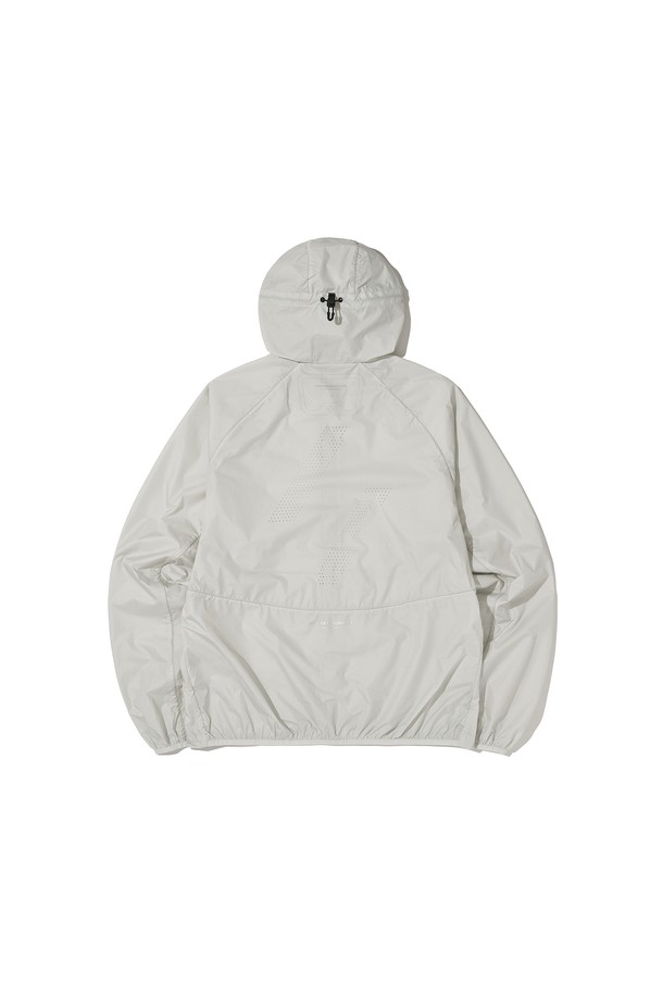 SYLPHID (실피드) 통기성 윈드브레이커 재킷_라이트 그레이는 등산과 일상에서 활용하기 좋은 공용 윈드브레이커입니다. 봄, 여름, 가을 세 계절에 걸쳐 입을 수 있으며, 스포티한 스타일을 연출합니다. 가볍고 시원한 착용감을 위해 얇은 두께와 나일론 소재를 사용했으며, 방풍, 통기, 발수 기능을 갖췄습니다. 레귤러 핏에 집업 스타일로, 후드와 밑단 스트링 조절, 등판 및 겨드랑이 통풍구, 소매 손가락 홀, 반사 프린트 디테일이 적용되어 활동성을 높였습니다. 라이트 그레이 컬러의 무지 디자인으로 어떤 옷에도 쉽게 매치할 수 있습니다.
