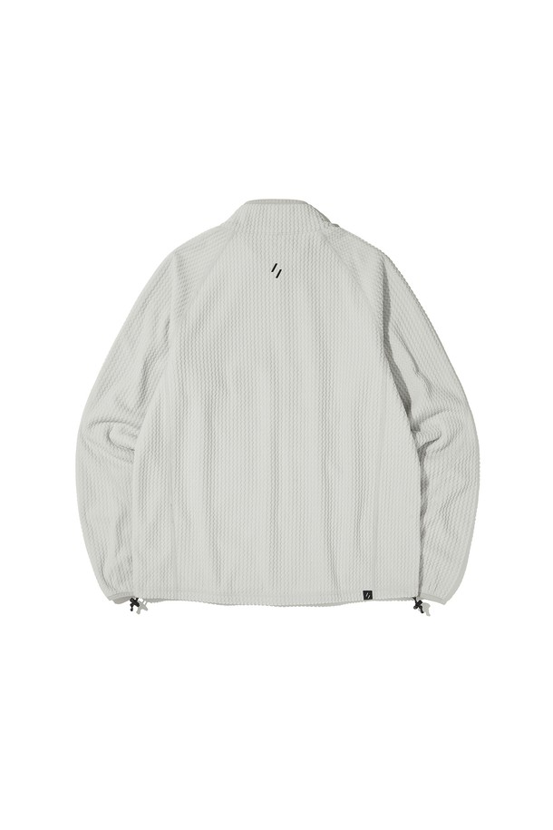 CALORA 플리스 풀 집_화이트는 등산, 아웃도어 활동은 물론 일상에서도 활용하기 좋은 플리스 재킷입니다. 부드러운 촉감의 플리스 소재와 두꺼운 두께감으로 뛰어난 보온성과 방풍 기능을 제공하며, 봄, 가을, 겨울 세 계절 모두 착용 가능합니다. 자카드 및 웨이브 패턴 디자인에 레귤러핏으로 제작되어 캐주얼, 스포티한 무드를 연출하며, 양면 브러싱 처리로 부드러움을 더했습니다. 가슴 포켓, 소매 핑거홀, 투웨이 지퍼, 3M 반사 소재 드로우스트링 등의 디테일이 돋보이며, 가을 나들이룩, 등산룩에 잘 어울립니다.
