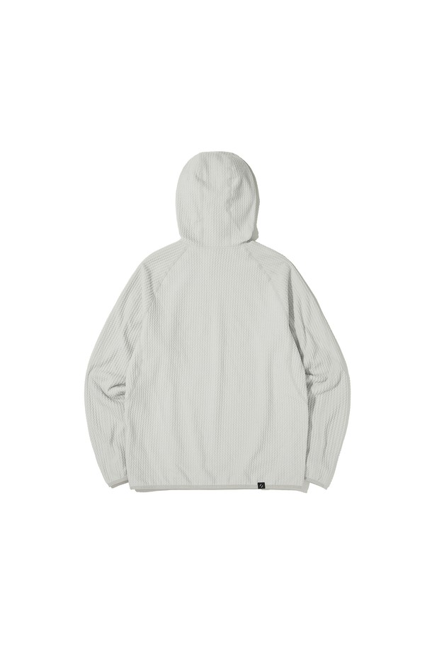 CALORA 플리스 후드 풀오버_화이트는 캐주얼 및 스포티한 스타일을 연출하며, 고프코어룩에도 잘 어울립니다. 부드러운 플리스 안감과 두꺼운 두께로 가을, 겨울철 보온과 방한에 탁월하며, 흡습 기능까지 갖춰 쾌적함을 유지합니다. 웨이브 플리스 자카드 패턴과 레귤러핏 디자인이 특징이며, 전체 얼굴을 덮는 후드와 소매 손가락 홀, 사이드 지퍼 디테일이 개성 있습니다. 앞뒤 로고 자수와 반사 지퍼 풀러, YKK 지퍼 사용으로 기능성과 디자인을 모두 만족시키는 아이템입니다. 데일리룩, 캠핑룩, 등산룩 등 다양한 TPO에 활용하기 좋습니다.
