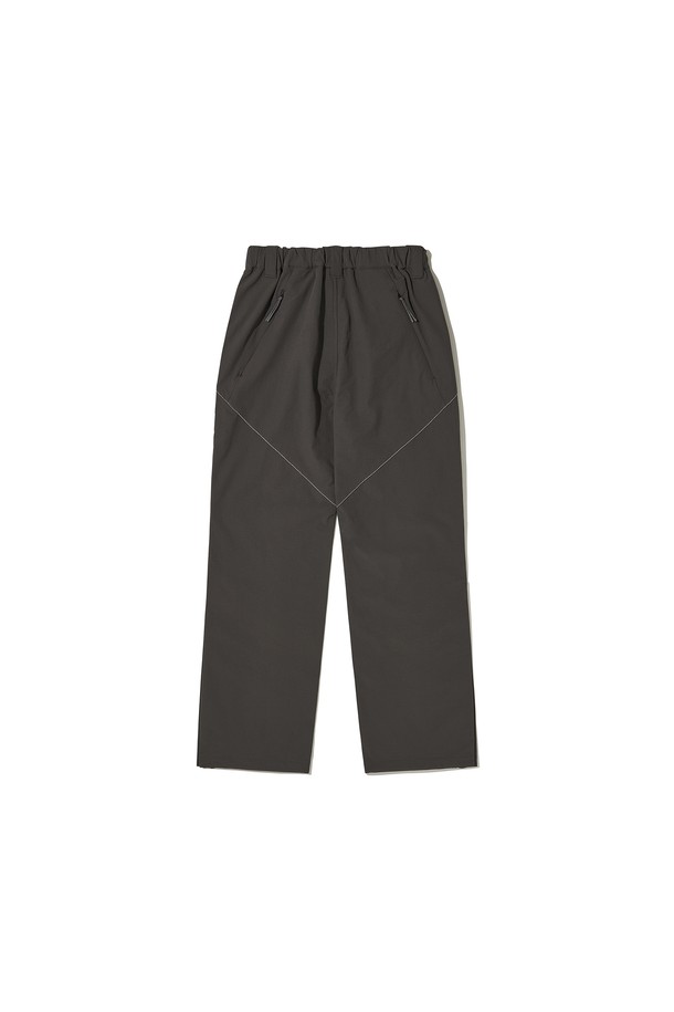 VENT HIKE+ PANTS_CHARCOAL (벤트 하이크 플러스 팬츠_차콜)는 하이킹, 등산, 일상에서 폭넓게 활용 가능한 공용 등산 바지입니다. 차콜 블랙 컬러의 무지 디자인으로, 스포티한 스타일을 연출하며, 간절기 및 겨울철에 적합합니다. 나일론과 폴리우레탄 혼방의 두꺼운 소재에 기모 안감을 더해 부드러운 촉감을 제공하며, 레귤러핏으로 편안한 착용감을 선사합니다. 방수, 통기, 보온 기능을 갖췄으며, 벤틸레이션 트임, 드로우스트링, 재귀반사 디테일 (프린트, 스티치, 지퍼)을 더해 기능성과 안전성을 높였습니다. 겨울 데일리룩, 캠핑룩 등 다양한 TPO (Time, Place, Occasion)에 맞춰 스포티, 고프코어, 캐주얼 스타일을 완성할 수 있습니다.
