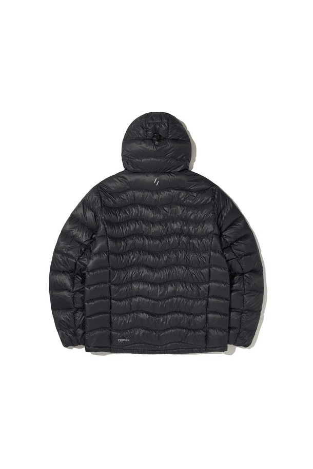 THERMOTRAIL LIGHTWEIGHT PERTEX DOWN 재킷_블랙은 남녀 모두 착용 가능한 아웃도어 및 일상용 다운 재킷입니다. 겨울과 간절기에 적합하며, 스포티하고 캐주얼한 스타일을 연출합니다. 무지 디자인에 레귤러핏, 투웨이 지퍼, 긴소매가 특징이며, 두꺼운 두께감으로 보온성을 높였습니다. 방수, 방풍, 보온, 경량 기능과 부드러운 촉감을 제공하며, 후드, 패커블 기능, 리플렉티브 프린트 및 지퍼 풀러 로고, 패커블 파우치를 포함합니다. 여행룩과 등산룩에 적합하며, 미니멀한 스타일 연출에도 좋습니다.
