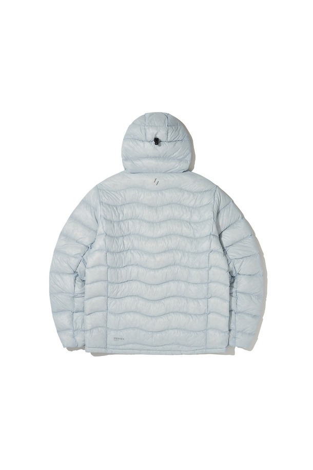 THERMOTRAIL LIGHTWEIGHT PERTEX DOWN 재킷_스카이 블루는 아웃도어 및 일상 활동에 적합한 남녀 공용 다운 재킷입니다. 스카이 블루, 블랙, 라이트 그레이 세 가지 색상으로 출시되었으며, 2-way 지퍼 여밈 방식과 레귤러핏으로 편안한 착용감을 제공합니다. 방수, 방풍 기능을 갖춘 경량 제품으로, 700FP 덕다운 충전재와 3M 리플렉티브 디테일이 특징입니다. 후드 스트링, 지퍼 포켓, 수납용 파우치를 포함하여 실용성을 높였으며, 여행룩과 스포티, 캐주얼, 미니멀 스타일을 모두 소화할 수 있습니다. 환절기 및 겨울철에 적합한 두꺼운 두께감의 긴소매 재킷입니다.
