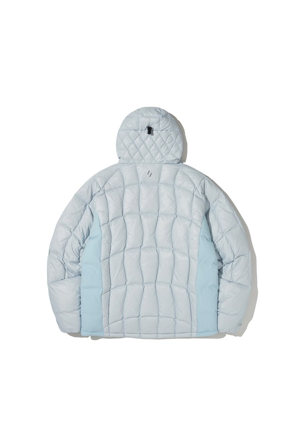 AIRQUILT MIDWEIGHT PERTEX 다운 재킷_스카이 블루는 등산, 아웃도어 활동, 일상에서 활용 가능한 다운 자켓입니다. 700FP 다운 충전재와 방수, 방풍 기능을 갖춰 겨울철 추위로부터 몸을 보호합니다. 스카이 블루 컬러의 무지 디자인으로 스포티하고 미니멀한 스타일을 연출하며, 후드 조절, 3M 리플렉티브 스트링, 리플렉티브 프린트, 지퍼풀러 등의 디테일이 돋보입니다. 투웨이 지퍼와 긴 소매, 밑단 스트링으로 활동성을 높였으며, 고프코어 스타일을 즐겨 입는 분들께도 추천합니다.
