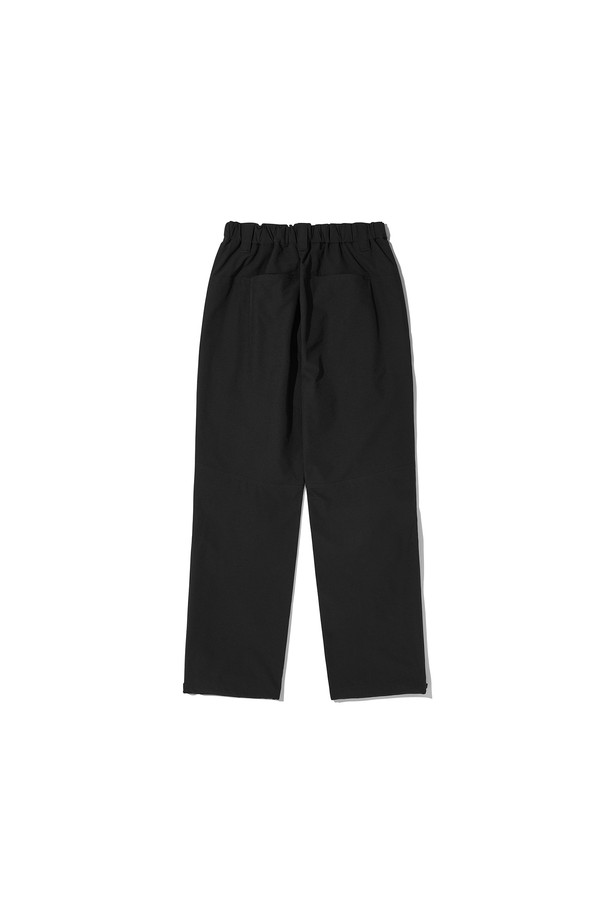 KINETIC HIKE+ PANTS_BLACK (키네틱 하이크 플러스 팬츠_블랙)는 하이킹과 등산에 적합한 남녀 공용 등산 바지입니다. 봄, 가을, 겨울 계절에 착용 가능하며, 스포티한 스타일을 연출합니다. 블랙 및 그레이 색상으로 출시되었으며, 나일론과 폴리우레탄 혼방 소재로 제작되어 부드러운 촉감을 선사합니다. 레귤러 핏의 긴 기장 바지로, 안감은 플리스, 허리 밴딩 및 사이즈 조절 기능이 있습니다. 양쪽 지퍼 포켓, 밑단 통풍구, 무릎 다트 디테일, YKK 지퍼, 3M 반사 스트링, 반사 프린트, 로고 반사 프린트 등의 디테일이 돋보입니다.
