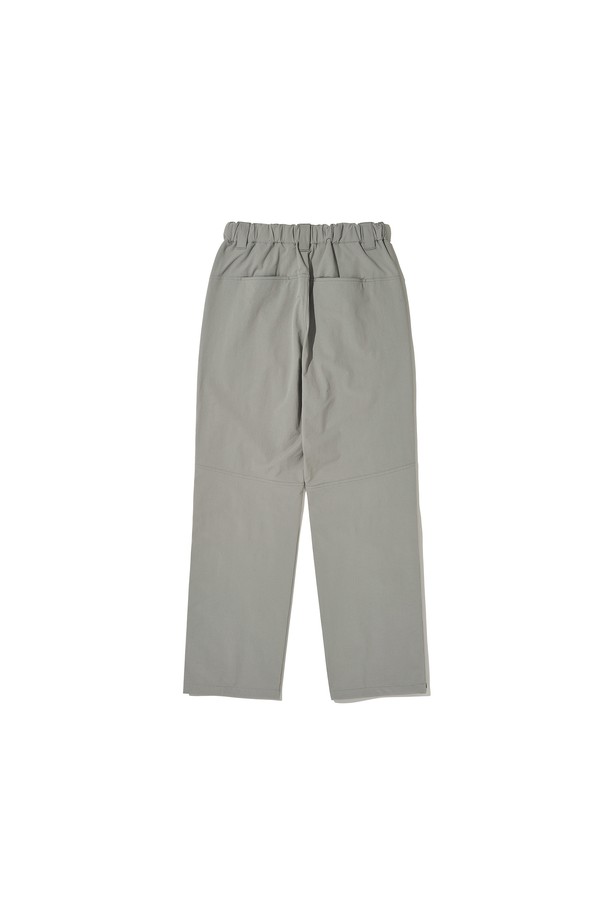 KINETIC HIKE+ PANTS (키네틱 하이크 플러스 팬츠)는 하이킹과 등산에 적합한 남녀 공용 등산 바지입니다. 라이트 그레이와 라이트 블랙 두 가지 색상으로 출시되었으며, 봄, 가을, 겨울 계절에 착용하기 좋습니다. 나일론과 폴리우레탄 혼방 소재로 제작되어 부드러운 촉감과 신축성을 제공하며, 방수 및 통기 기능으로 쾌적한 착용감을 선사합니다. 레귤러핏 디자인에 무릎 다트 컷, 양쪽 지퍼 포켓, 밑단 조절 기능, 3M 반사 드로우스트링, 반사 로고 프린트, 반사 지퍼 풀러 등 다양한 디테일이 돋보입니다. 플리스 안감 처리로 보온성을 높였으며, 스포티, 고프코어, 캐주얼 스타일의 등산룩, 캠핑룩, 가을 나들이룩에 활용하기 좋습니다.
