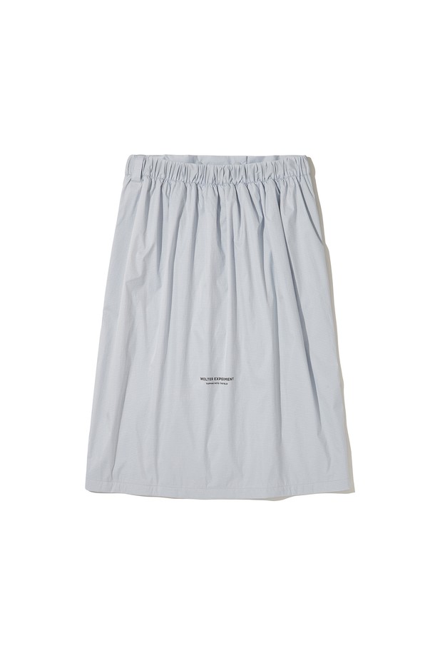VENTHRA HIKE SKIRT_스카이 블루는 여성용 하이킹 스커트로, 스포티하고 캐주얼한 스타일을 연출합니다. 봄, 여름, 가을, 겨울 사계절 모두 착용 가능하며, 방풍, 방수, 경량, 발수 기능을 갖춰 아웃도어 활동에 적합합니다. 나일론과 폴리에스테르 혼방 소재로 제작되어 뻣뻣한 촉감을 주며, A라인 핏으로 편안함을 더합니다. YKK 지퍼, 리플렉티브 로고 및 지퍼 풀러, 버클과 버튼 잠금장치, 사이드 지퍼 포켓, 조절 가능한 허리 사이즈, 메쉬 안감 등 다양한 기능성 디테일이 돋보입니다. 등산, 백패킹, 일상, 여행 등 다양한 TPO에 활용할 수 있는 실용적인 아이템입니다.
