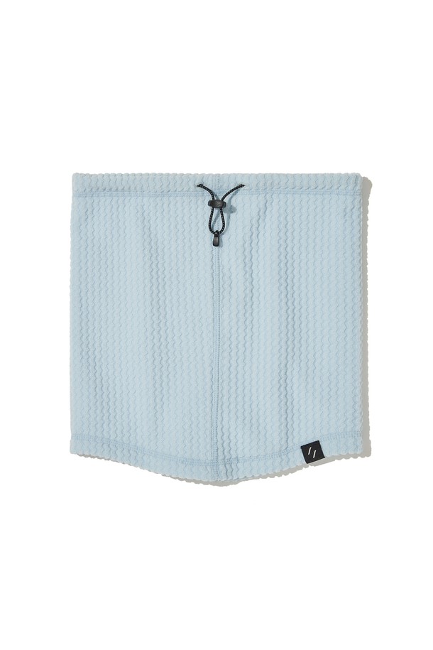 칼로라 플리스 넥 워머_스카이 블루는 부드러운 촉감의 폴리에스테르 소재로 제작되어 겨울철 보온과 방풍 기능을 제공하는 넥워머입니다. 웨이브 자카드 패턴과 3D 텍스처 디자인이 특징이며, 일상 및 아웃도어 활동에 모두 적합합니다. 스카이블루, 차콜, 블랙 세 가지 색상으로 출시되었으며, 안티필링 가공으로 내구성을 높였습니다. 로고 자수와 3M 반사 스트링 디테일이 돋보이며, 피부 친화적인 소재로 제작되어 편안하게 착용할 수 있습니다. 겨울 데일리룩이나 산책룩에 캐주얼, 미니멀, 고프코어 스타일로 연출하기 좋습니다.
