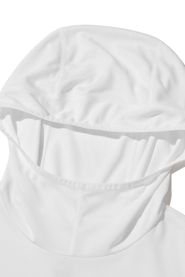 브리사 풀오버 후디_화이트는 남녀 공용으로, 스포츠 및 일상에서 모두 활용 가능한 후드티셔츠입니다. 가볍고 시원한 착용감을 제공하는 얇은 두께의 폴리에스테르 소재로 제작되었으며, UV 차단, 속건, 냉감 기능을 갖춰 쾌적함을 유지합니다. 에어로울 기능성 소재와 심리스 커팅 기법, 소매단 손구멍, 겨드랑이 및 후드 뒷면 통기성 디테일이 특징입니다. 스포티, 캐주얼, 미니멀한 스타일을 연출하며, 피트니스룩과 러닝룩에 적합합니다.
