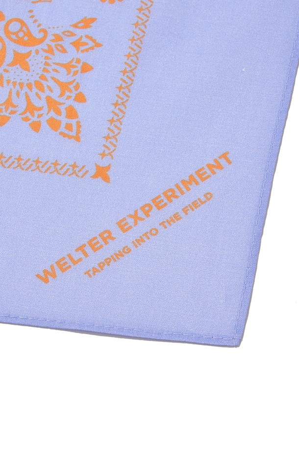 빈티지 페이즐리 반다나_스카이 블루는 면 소재로 제작되어 부드러운 촉감을 선사합니다. 스카이, 블루, 블랙 컬러로 구성되어 다양한 스타일 연출에 용이하며, 페이즐리 무늬가 돋보입니다. 사이즈는 가로 55cm, 세로 55cm의 프리 사이즈로, 트레일 또는 아웃도어 활동에 적합합니다. 캐주얼, 에스닉, 리조트 스타일을 즐기는 분들께 산책룩, 여행룩, 휴가룩으로 활용하기 좋습니다.
