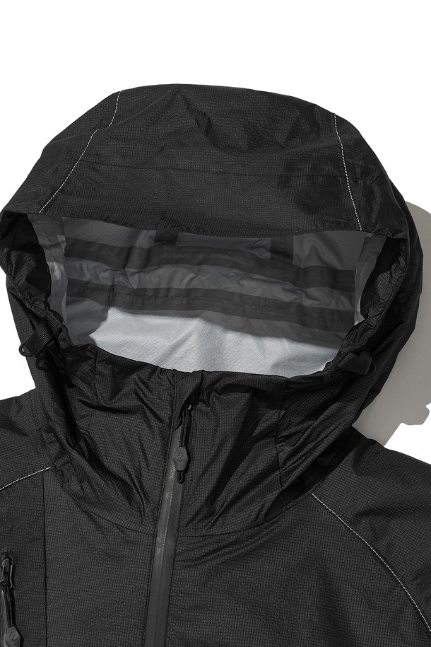 VETRA (베트라) 윈드브레이커 재킷_블랙은 등산, 아웃도어 활동은 물론 일상에서도 활용하기 좋은 공용 윈드브레이커입니다. 봄, 여름, 가을 세 계절에 걸쳐 착용 가능하며, 얇고 가벼운 나일론 소재로 제작되어 편안한 착용감을 제공합니다. 방수, 방풍 기능을 갖춰 변덕스러운 날씨에도 쾌적하게 활동할 수 있으며, 통기 기능으로 땀을 빠르게 배출합니다. 후드 드로우스트링, 밑단 드로우스트링, 겨드랑이 벤틸레이션, 방수 지퍼, 지퍼 포켓 등의 디테일로 기능성을 더했으며, 스포티, 고프코어, 캐주얼 스타일을 연출할 수 있습니다. 재귀반사 기능으로 야간 활동 시 안전성을 확보했습니다.
