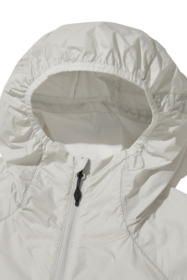 SYLPHID (실피드) 통기성 윈드브레이커 재킷_라이트 그레이는 등산과 일상에서 활용하기 좋은 공용 윈드브레이커입니다. 봄, 여름, 가을 세 계절에 걸쳐 입을 수 있으며, 스포티한 스타일을 연출합니다. 가볍고 시원한 착용감을 위해 얇은 두께와 나일론 소재를 사용했으며, 방풍, 통기, 발수 기능을 갖췄습니다. 레귤러 핏에 집업 스타일로, 후드와 밑단 스트링 조절, 등판 및 겨드랑이 통풍구, 소매 손가락 홀, 반사 프린트 디테일이 적용되어 활동성을 높였습니다. 라이트 그레이 컬러의 무지 디자인으로 어떤 옷에도 쉽게 매치할 수 있습니다.
