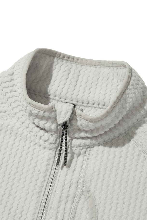 CALORA 플리스 풀 집_화이트는 등산, 아웃도어 활동은 물론 일상에서도 활용하기 좋은 플리스 재킷입니다. 부드러운 촉감의 플리스 소재와 두꺼운 두께감으로 뛰어난 보온성과 방풍 기능을 제공하며, 봄, 가을, 겨울 세 계절 모두 착용 가능합니다. 자카드 및 웨이브 패턴 디자인에 레귤러핏으로 제작되어 캐주얼, 스포티한 무드를 연출하며, 양면 브러싱 처리로 부드러움을 더했습니다. 가슴 포켓, 소매 핑거홀, 투웨이 지퍼, 3M 반사 소재 드로우스트링 등의 디테일이 돋보이며, 가을 나들이룩, 등산룩에 잘 어울립니다.
