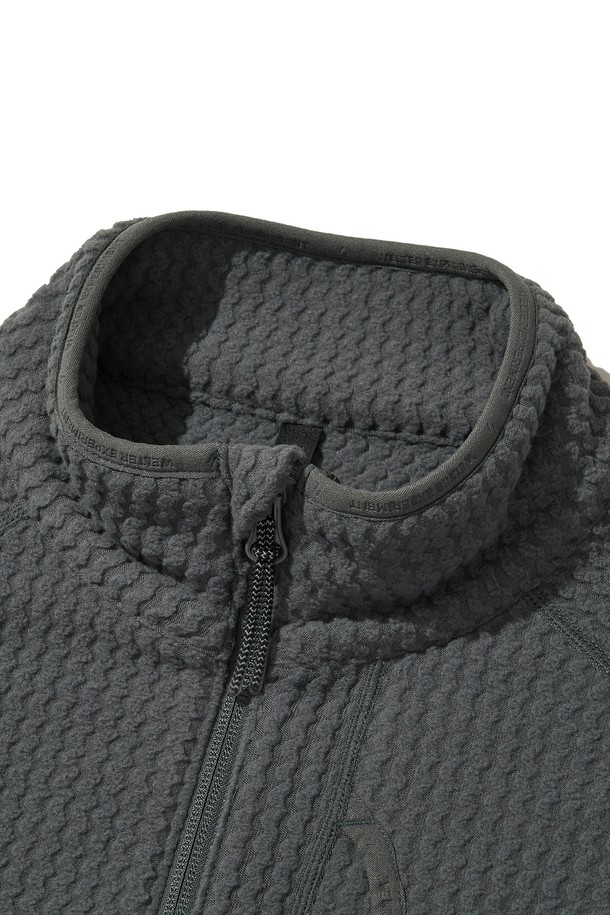 CALORA 플리스 풀 집업 (차콜)은 가을, 겨울철 일상과 아웃도어 활동에 적합한 플리스 자켓입니다. 부드러운 촉감의 폴리에스테르 플리스 소재로 제작되었으며, 보온성과 경량성을 갖춘 두꺼운 두께감의 레귤러핏 자켓입니다. 스포티, 캐주얼, 고프코어 스타일을 연출할 수 있으며, 자카드 패턴이 특징입니다. 가슴 포켓, 소매 손구멍 디테일, 밑단 드로우스트링, 투웨이 지퍼, 3M 반사 드로우스트링, 앞뒤 자수 로고, 반사 지퍼 풀러, 겨드랑이 무봉제, 3포켓 디자인 등 다양한 디테일이 돋보입니다. 등산룩, 가을 나들이룩, 겨울 데일리룩에 활용하기 좋습니다.
