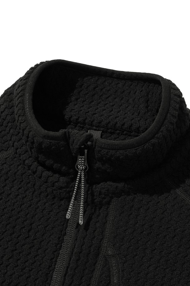 **CALORA FLEECE FULL ZIP_BLACK (칼로라 플리스 풀 집_블랙)**은 일상, 아웃도어, 하이킹에 적합한 공용 플리스 재킷입니다. 3D 자카드 웨이브 패턴과 양면 브러싱 처리로 부드러운 촉감을 선사하며, 보온, 방풍 기능을 갖춘 두꺼운 두께감의 폴리에스테르 소재로 제작되었습니다. 레귤러 핏에 긴 소매, 집업 여밈 방식, 소매 손가락 홀, 겨드랑이 무봉제 디테일, 투웨이 지퍼, 3M 반사 스트링, 로고 자수, 반사 지퍼 풀러, 로고 패치 가슴 포켓 등 다양한 특징을 더했습니다. 블랙, 화이트, 차콜 세 가지 색상으로 출시되었으며, 스포티, 캐주얼, 고프코어 스타일을 연출할 수 있습니다. 등산룩, 캠핑룩, 겨울 데일리룩으로 활용하기 좋습니다.

