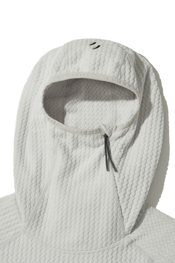 CALORA 플리스 후드 풀오버_화이트는 캐주얼 및 스포티한 스타일을 연출하며, 고프코어룩에도 잘 어울립니다. 부드러운 플리스 안감과 두꺼운 두께로 가을, 겨울철 보온과 방한에 탁월하며, 흡습 기능까지 갖춰 쾌적함을 유지합니다. 웨이브 플리스 자카드 패턴과 레귤러핏 디자인이 특징이며, 전체 얼굴을 덮는 후드와 소매 손가락 홀, 사이드 지퍼 디테일이 개성 있습니다. 앞뒤 로고 자수와 반사 지퍼 풀러, YKK 지퍼 사용으로 기능성과 디자인을 모두 만족시키는 아이템입니다. 데일리룩, 캠핑룩, 등산룩 등 다양한 TPO에 활용하기 좋습니다.
