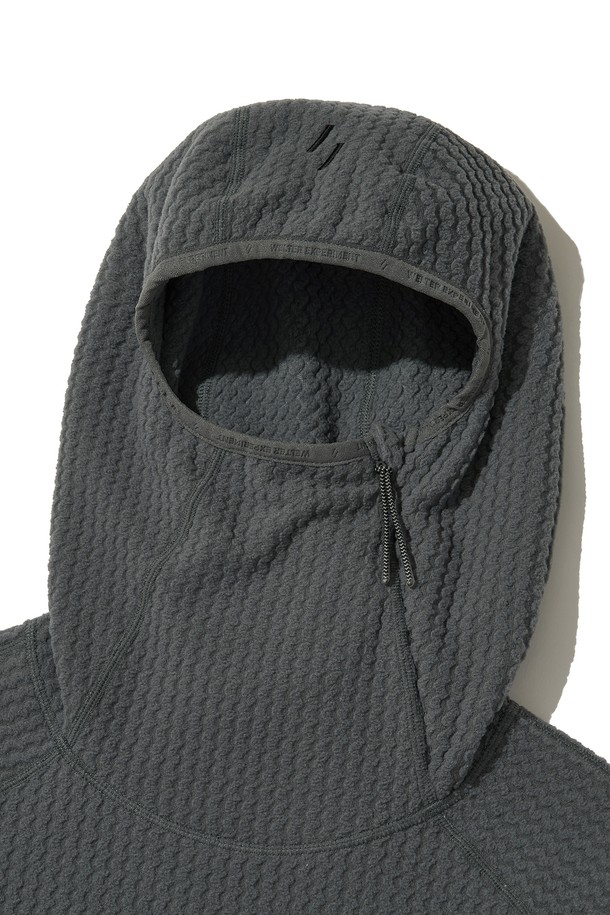 CALORA 플리스 후드 풀오버_차콜은 일상과 아웃도어 활동에 적합한 남녀 공용 후드 풀오버입니다. 봄, 가을, 겨울 계절에 착용하기 좋으며, 캐주얼 및 스포티한 스타일을 연출할 수 있습니다. 부드러운 촉감의 플리스 안감과 중간 두께감으로 보온성과 통기성을 동시에 갖췄습니다. 3D 자카드 구조, 양면 브러쉬드 플리스, 사이드 지퍼 디테일, 손가락 홀 커프스, 겨드랑이 무셋 디테일, 반사 지퍼 풀러, YKK 지퍼, 앞면 후드 자수 등의 특징을 가지고 있습니다. 등산룩, 캠핑룩, 겨울 데일리룩, 고프코어 스타일을 즐기는 분들께 추천합니다.
