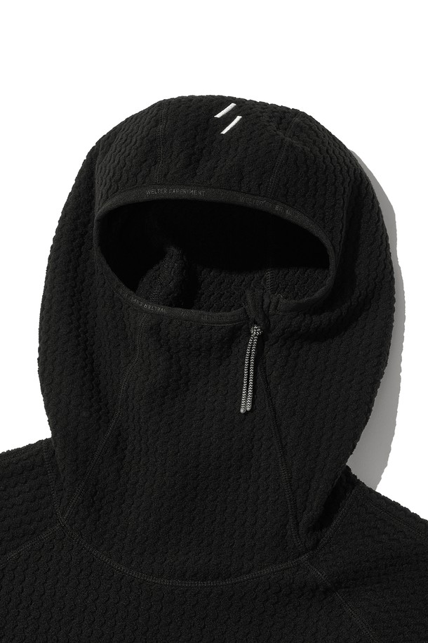 CALORA 플리스 후드 풀오버 블랙은 일상과 아웃도어 활동에 적합한 공용 후드티셔츠입니다. 봄, 가을, 겨울, 세 계절 모두 착용 가능하며, 스포티, 캐주얼, 고프코어 스타일을 연출할 수 있습니다. 3D 자카드 구조, 손가락 홀 디테일, YKK 지퍼, 리플렉티브 지퍼 풀러 등의 특징과 플리스 안감으로 보온성과 방풍 기능을 제공합니다. 레귤러핏, 긴소매, 후드 네크라인, 두꺼운 두께감과 부드러운 촉감으로 편안하게 착용 가능하며, 등산룩, 캠핑룩, 겨울 데일리룩으로 활용하기 좋습니다.
