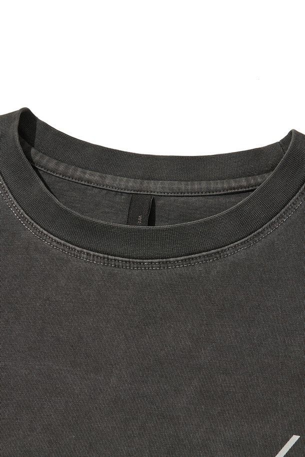 차콜 컬러의 OVERDYED TRAIL STITCH 롱 슬리브 티셔츠입니다. 부드러운 면 소재로 제작되었으며, 피그먼트 염색과 바이오워싱 처리로 빈티지하면서도 세련된 스타일을 연출합니다. 앞뒤 로고 프린트와 3-니들 5-스레드 커버스티치 디테일이 특징이며, 255gsm의 중량감으로 겨울 데일리룩에 적합합니다. 긴 소매 기장과 레귤러 핏으로 캐주얼, 클래식, 미니멀 룩을 즐길 수 있습니다. 내구성이 뛰어난 컬러감으로 오랫동안 착용할 수 있습니다.
