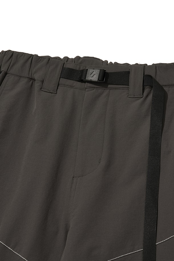 VENT HIKE+ PANTS_CHARCOAL (벤트 하이크 플러스 팬츠_차콜)는 하이킹, 등산, 일상에서 폭넓게 활용 가능한 공용 등산 바지입니다. 차콜 블랙 컬러의 무지 디자인으로, 스포티한 스타일을 연출하며, 간절기 및 겨울철에 적합합니다. 나일론과 폴리우레탄 혼방의 두꺼운 소재에 기모 안감을 더해 부드러운 촉감을 제공하며, 레귤러핏으로 편안한 착용감을 선사합니다. 방수, 통기, 보온 기능을 갖췄으며, 벤틸레이션 트임, 드로우스트링, 재귀반사 디테일 (프린트, 스티치, 지퍼)을 더해 기능성과 안전성을 높였습니다. 겨울 데일리룩, 캠핑룩 등 다양한 TPO (Time, Place, Occasion)에 맞춰 스포티, 고프코어, 캐주얼 스타일을 완성할 수 있습니다.
