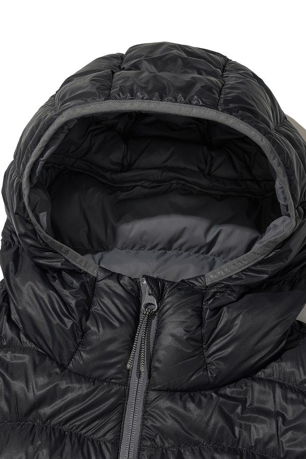 THERMOTRAIL LIGHTWEIGHT PERTEX DOWN 재킷_블랙은 남녀 모두 착용 가능한 아웃도어 및 일상용 다운 재킷입니다. 겨울과 간절기에 적합하며, 스포티하고 캐주얼한 스타일을 연출합니다. 무지 디자인에 레귤러핏, 투웨이 지퍼, 긴소매가 특징이며, 두꺼운 두께감으로 보온성을 높였습니다. 방수, 방풍, 보온, 경량 기능과 부드러운 촉감을 제공하며, 후드, 패커블 기능, 리플렉티브 프린트 및 지퍼 풀러 로고, 패커블 파우치를 포함합니다. 여행룩과 등산룩에 적합하며, 미니멀한 스타일 연출에도 좋습니다.
