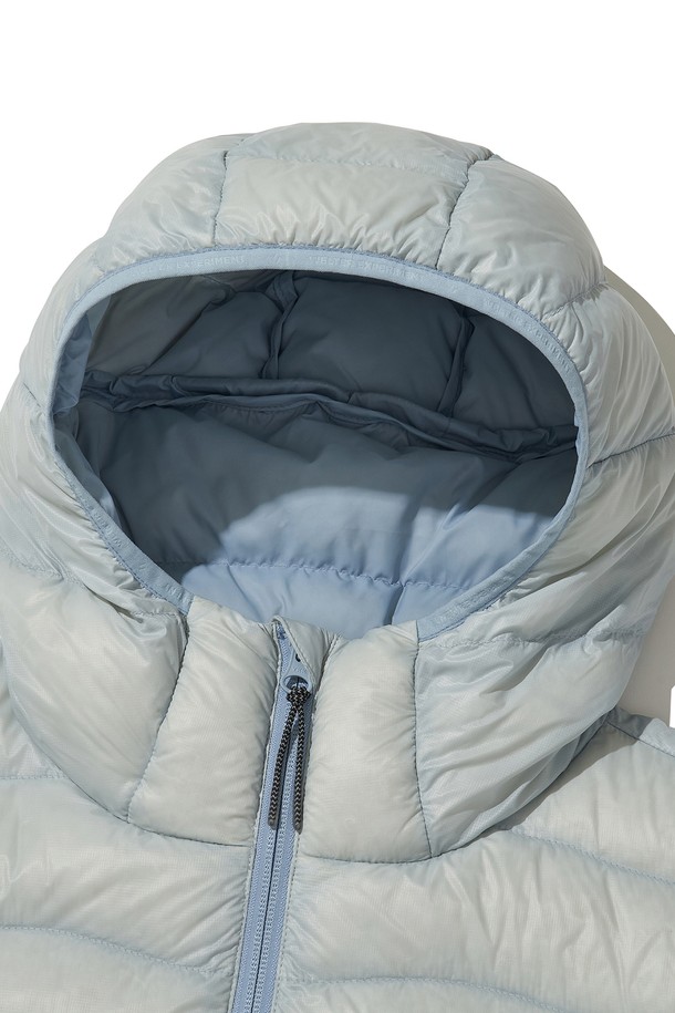 THERMOTRAIL LIGHTWEIGHT PERTEX 다운 재킷_라이트 그레이는 가볍고 따뜻한 겨울 및 환절기용 다운 재킷입니다. 700FP 덕다운 충전재와 발수, 방풍, 방수 기능을 갖춰 아웃도어 활동은 물론 일상에서도 활용하기 좋습니다. 레귤러핏으로 제작되었으며, 투웨이 지퍼와 후드 스트링, 밑단 스트링, 포켓 지퍼 디테일로 편의성을 높였습니다. 3M 리플렉티브 디테일로 야간에도 안전하며, 수납용 파우치가 포함되어 패커블하게 보관할 수 있습니다. 라이트 그레이, 블랙, 스카이 그레이 3가지 색상으로 출시되어, 여행, 등산, 캠핑 등 다양한 TPO에 스포티, 캐주얼, 미니멀 스타일로 연출하기 좋습니다.
