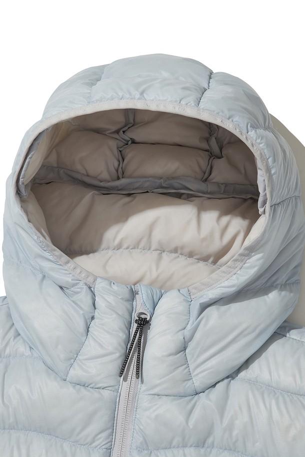 THERMOTRAIL LIGHTWEIGHT PERTEX DOWN 재킷_스카이 블루는 아웃도어 및 일상 활동에 적합한 남녀 공용 다운 재킷입니다. 스카이 블루, 블랙, 라이트 그레이 세 가지 색상으로 출시되었으며, 2-way 지퍼 여밈 방식과 레귤러핏으로 편안한 착용감을 제공합니다. 방수, 방풍 기능을 갖춘 경량 제품으로, 700FP 덕다운 충전재와 3M 리플렉티브 디테일이 특징입니다. 후드 스트링, 지퍼 포켓, 수납용 파우치를 포함하여 실용성을 높였으며, 여행룩과 스포티, 캐주얼, 미니멀 스타일을 모두 소화할 수 있습니다. 환절기 및 겨울철에 적합한 두꺼운 두께감의 긴소매 재킷입니다.
