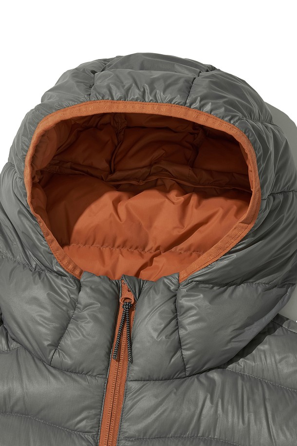 THERMOTRAIL LIGHTWEIGHT PERTEX DOWN 재킷_그레이는 남녀 모두 착용 가능한 다운자켓입니다. 뛰어난 방수, 방풍 기능을 제공하며, 700FP 덕다운 충전재와 PERTEX QUANTUM 원단을 사용하여 보온성과 가벼움을 동시에 잡았습니다. 간절기부터 겨울까지 폭넓게 활용 가능하며, 하이킹, 일상, 아웃도어 활동에 적합합니다. 3M 리플렉티브 스트링, 투웨이 지퍼, YKK 지퍼, 후드 등의 디테일로 기능성과 스타일을 모두 갖춘 레귤러핏의 다운 재킷입니다. 스포티, 캐주얼, 고프코어 스타일을 연출할 수 있습니다.
