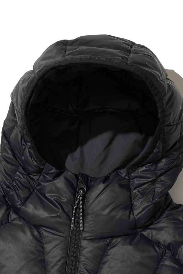 AIRQUILT (에어퀼트) 미드웨이트 PERTEX (퍼텍스) 다운 재킷_블랙은 등산, 아웃도어, 일상생활에서 활용하기 좋은 남녀 공용 다운 재킷입니다. 미니멀하고 스포티한 스타일로, 가을과 겨울에 따뜻하게 착용할 수 있습니다. PERTEX QUANTUM (퍼텍스 퀀텀) 리사이클 나일론 소재를 사용하여 방수, 방풍 기능을 갖췄으며, 700FP 덕다운 충전재로 보온성을 높였습니다. 퀄팅 디자인과 레귤러핏으로 제작되었으며, YKK 지퍼, 투웨이 지퍼, 3M 반사 스트링 후드 및 밑단 디테일로 기능성과 디자인을 모두 잡았습니다.
