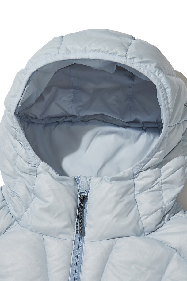 AIRQUILT MIDWEIGHT PERTEX 다운 재킷_스카이 블루는 등산, 아웃도어 활동, 일상에서 활용 가능한 다운 자켓입니다. 700FP 다운 충전재와 방수, 방풍 기능을 갖춰 겨울철 추위로부터 몸을 보호합니다. 스카이 블루 컬러의 무지 디자인으로 스포티하고 미니멀한 스타일을 연출하며, 후드 조절, 3M 리플렉티브 스트링, 리플렉티브 프린트, 지퍼풀러 등의 디테일이 돋보입니다. 투웨이 지퍼와 긴 소매, 밑단 스트링으로 활동성을 높였으며, 고프코어 스타일을 즐겨 입는 분들께도 추천합니다.
