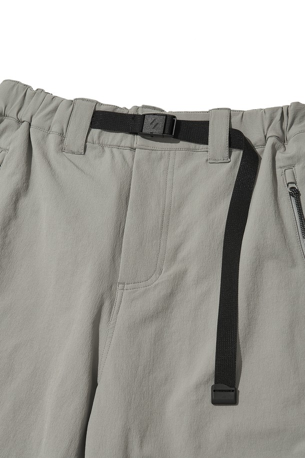 KINETIC HIKE+ PANTS (키네틱 하이크 플러스 팬츠)는 하이킹과 등산에 적합한 남녀 공용 등산 바지입니다. 라이트 그레이와 라이트 블랙 두 가지 색상으로 출시되었으며, 봄, 가을, 겨울 계절에 착용하기 좋습니다. 나일론과 폴리우레탄 혼방 소재로 제작되어 부드러운 촉감과 신축성을 제공하며, 방수 및 통기 기능으로 쾌적한 착용감을 선사합니다. 레귤러핏 디자인에 무릎 다트 컷, 양쪽 지퍼 포켓, 밑단 조절 기능, 3M 반사 드로우스트링, 반사 로고 프린트, 반사 지퍼 풀러 등 다양한 디테일이 돋보입니다. 플리스 안감 처리로 보온성을 높였으며, 스포티, 고프코어, 캐주얼 스타일의 등산룩, 캠핑룩, 가을 나들이룩에 활용하기 좋습니다.
