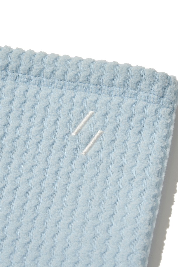 칼로라 플리스 넥 워머_스카이 블루는 부드러운 촉감의 폴리에스테르 소재로 제작되어 겨울철 보온과 방풍 기능을 제공하는 넥워머입니다. 웨이브 자카드 패턴과 3D 텍스처 디자인이 특징이며, 일상 및 아웃도어 활동에 모두 적합합니다. 스카이블루, 차콜, 블랙 세 가지 색상으로 출시되었으며, 안티필링 가공으로 내구성을 높였습니다. 로고 자수와 3M 반사 스트링 디테일이 돋보이며, 피부 친화적인 소재로 제작되어 편안하게 착용할 수 있습니다. 겨울 데일리룩이나 산책룩에 캐주얼, 미니멀, 고프코어 스타일로 연출하기 좋습니다.
