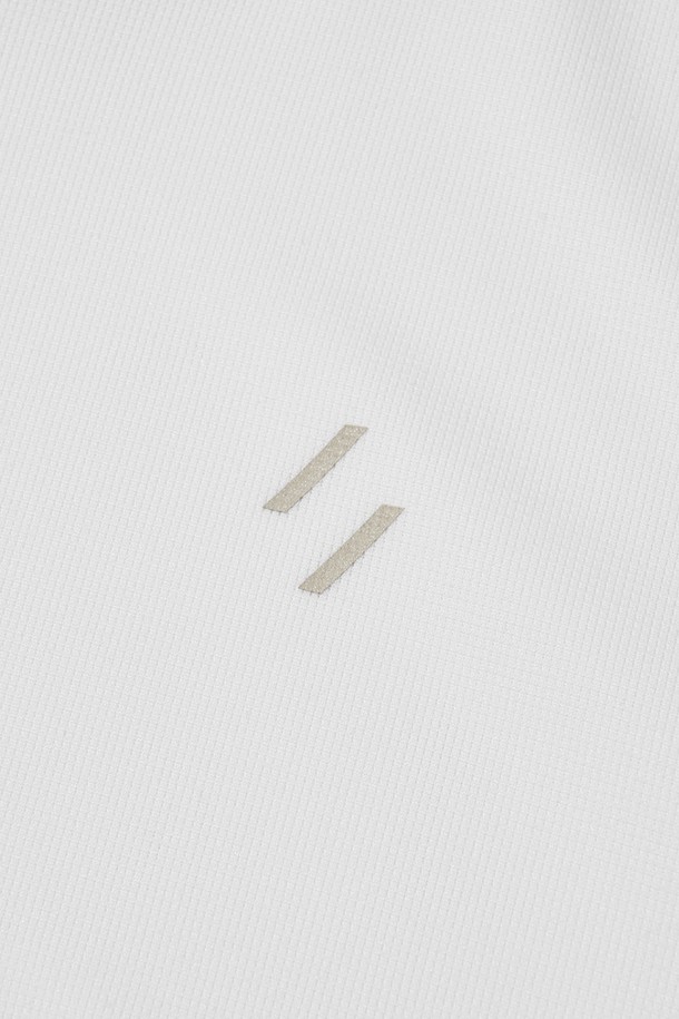 브리사 풀오버 후디_화이트는 남녀 공용으로, 스포츠 및 일상에서 모두 활용 가능한 후드티셔츠입니다. 가볍고 시원한 착용감을 제공하는 얇은 두께의 폴리에스테르 소재로 제작되었으며, UV 차단, 속건, 냉감 기능을 갖춰 쾌적함을 유지합니다. 에어로울 기능성 소재와 심리스 커팅 기법, 소매단 손구멍, 겨드랑이 및 후드 뒷면 통기성 디테일이 특징입니다. 스포티, 캐주얼, 미니멀한 스타일을 연출하며, 피트니스룩과 러닝룩에 적합합니다.
