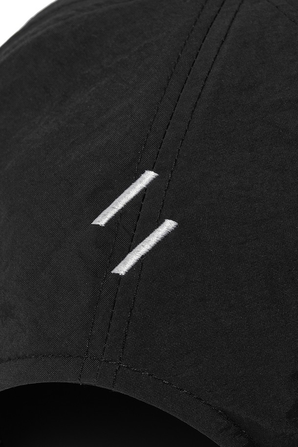 벤투라 6 패널 라이트웨이트 캡_블랙은 등산, 일상에 적합한 모자입니다. 블랙과 네이비 두 가지 색상으로 출시되었으며, 봄, 여름, 가을 계절에 착용하기 좋습니다. 가볍고 부드러운 나일론 소재로 제작되어 편안한 착용감을 제공하며, 8cm 챙 넓이와 일반 모자 깊이로 디자인되었습니다. 6패널 디자인에 전면 워드마크 로고와 후면 심볼 로고 자수가 특징이며, 반사 소재가 사용되어 시인성을 높였습니다. 후면 사이즈 조절이 가능하여 누구나 편리하게 착용할 수 있으며, 캐주얼, 미니멀, 스포티 스타일을 연출하기 좋습니다.
