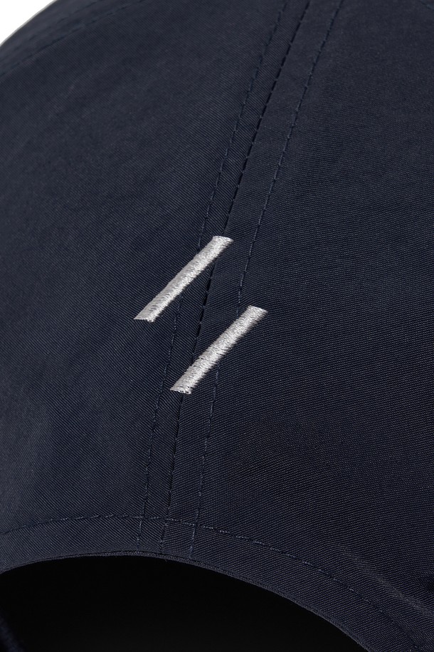 벤투라 6 패널 라이트웨이트 캡(네이비)은 가볍고 편안한 착용감을 제공하는 캡모자입니다. 나일론 소재로 제작되어 얇고 통기성이 뛰어나며, 8cm의 챙 넓이로 햇빛을 효과적으로 가려줍니다. 앞면 워드마크 로고 자수와 뒷면 심볼 로고 자수가 디자인 포인트를 더하며, 6패널 캠프캡 디자인과 뒷면 사이즈 조절 디테일로 편안한 착용감을 선사합니다. 일상, 하이킹, 산책, 여행 등 다양한 상황에서 캐주얼, 미니멀, 스포티한 스타일을 연출할 수 있습니다. 네이비와 블랙 두 가지 색상으로 출시되었습니다.
